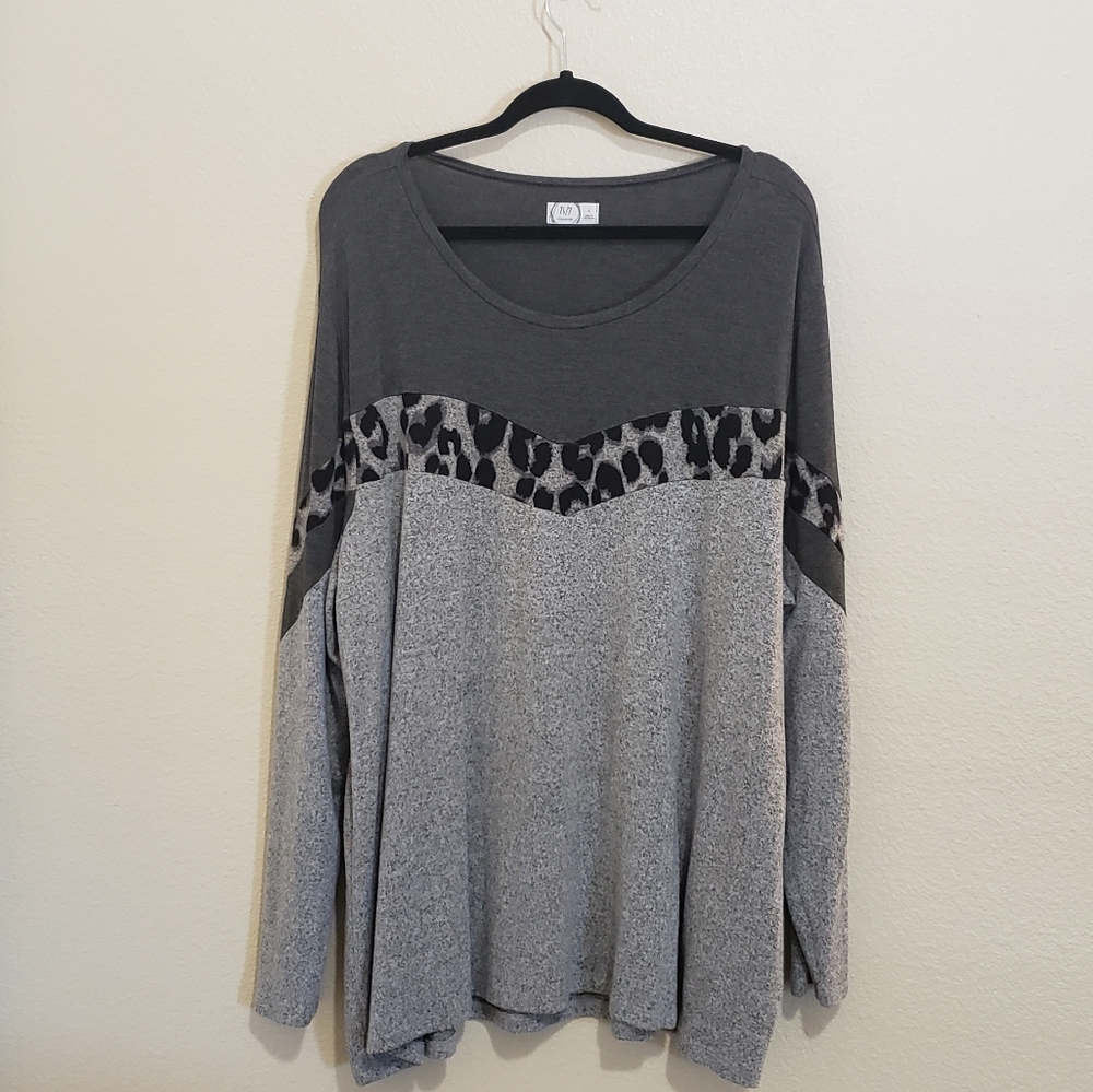 24/7 by Maurices Gray Leopard Long Sleeve Top